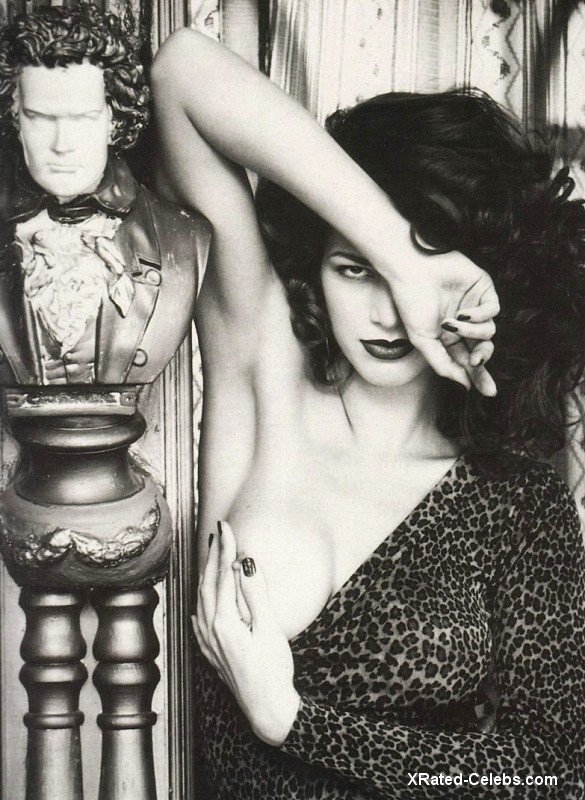 Amber Smith Nude Tits 001