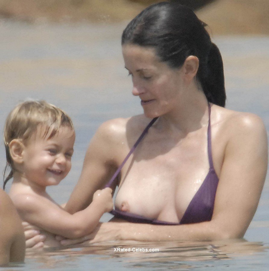 Courteney Cox Nude Tits 002