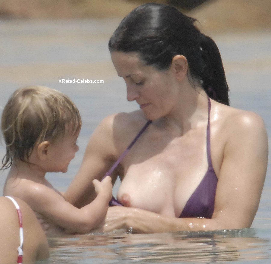 Courteney Cox Nude Tits 004