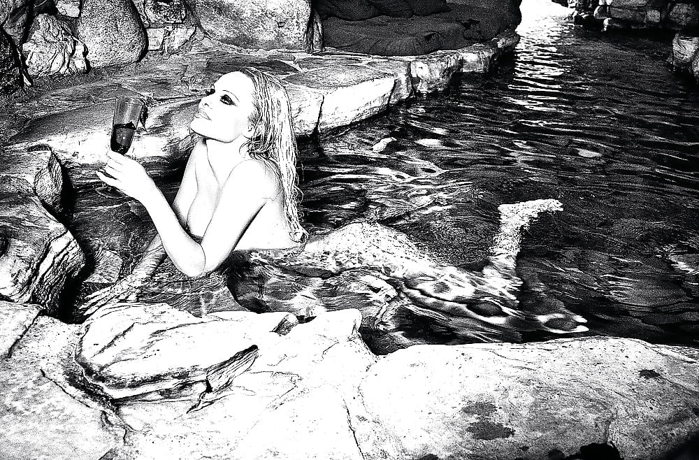  Gorgeous Pamela Anderson Nude Pics 32 