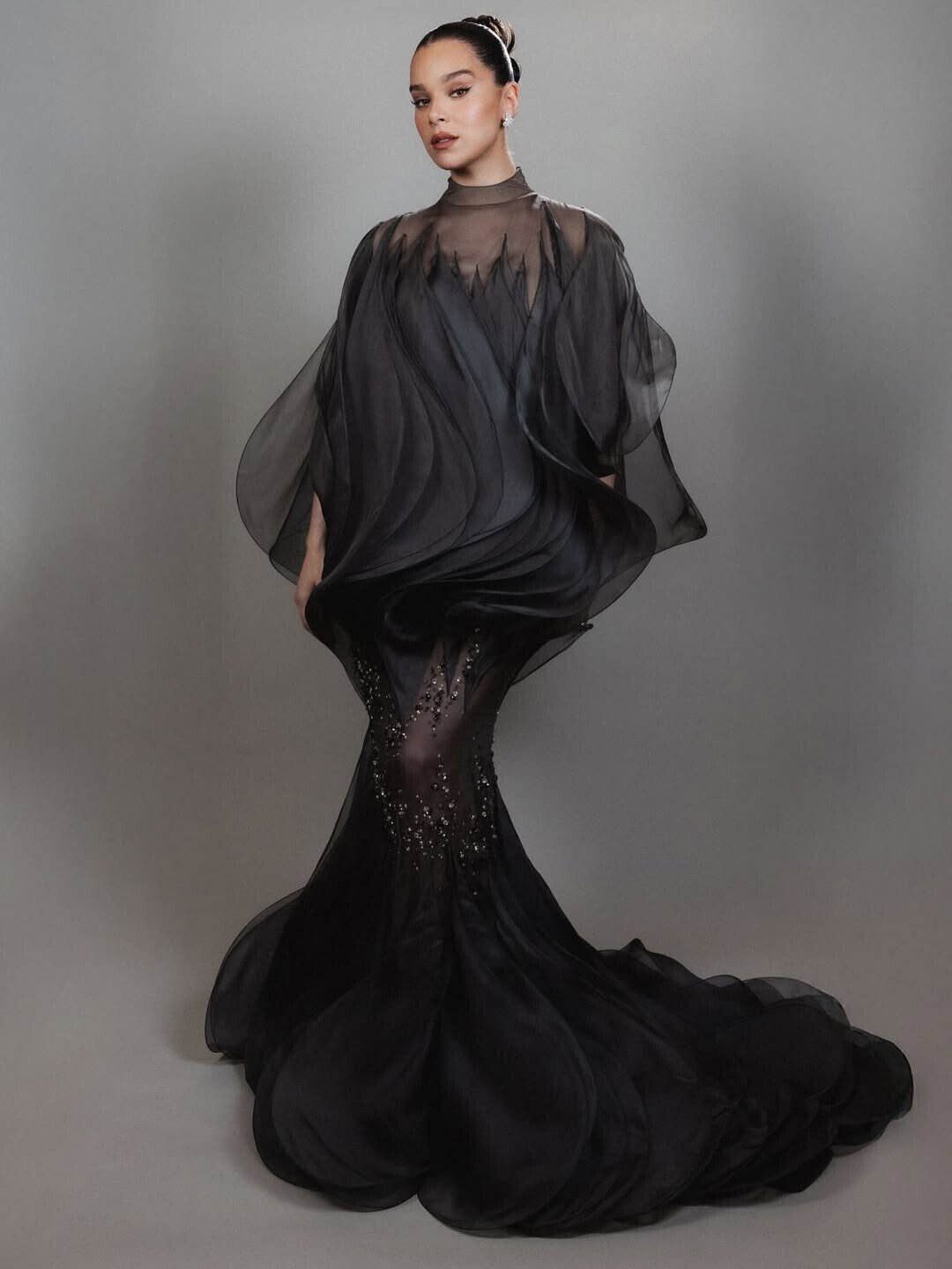 Hailee Steinfeld’s photoshoot dressed up for the Governors Awards 2025 1