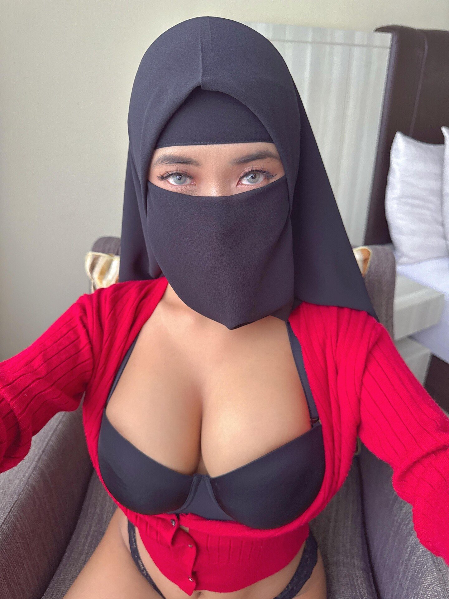 I look like the fantasy you’d give anything to touch 1