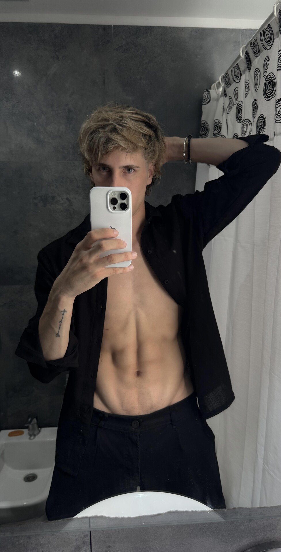 22-year-old young man looking for a sugar daddy to pamper me 2