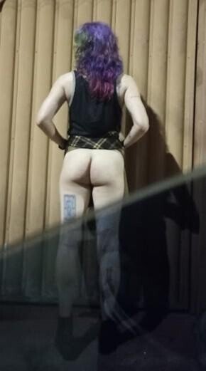 Completando 2 pedidos que me fizeram faz um tempo. Primeiro era pra replicar uma foto que me mandaram e o segundo era pra levantar a saia e mostrar a bunda, ambos na rua 2
