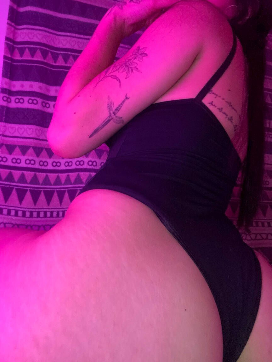 I love older men but I’m not sure they want me back :3 3