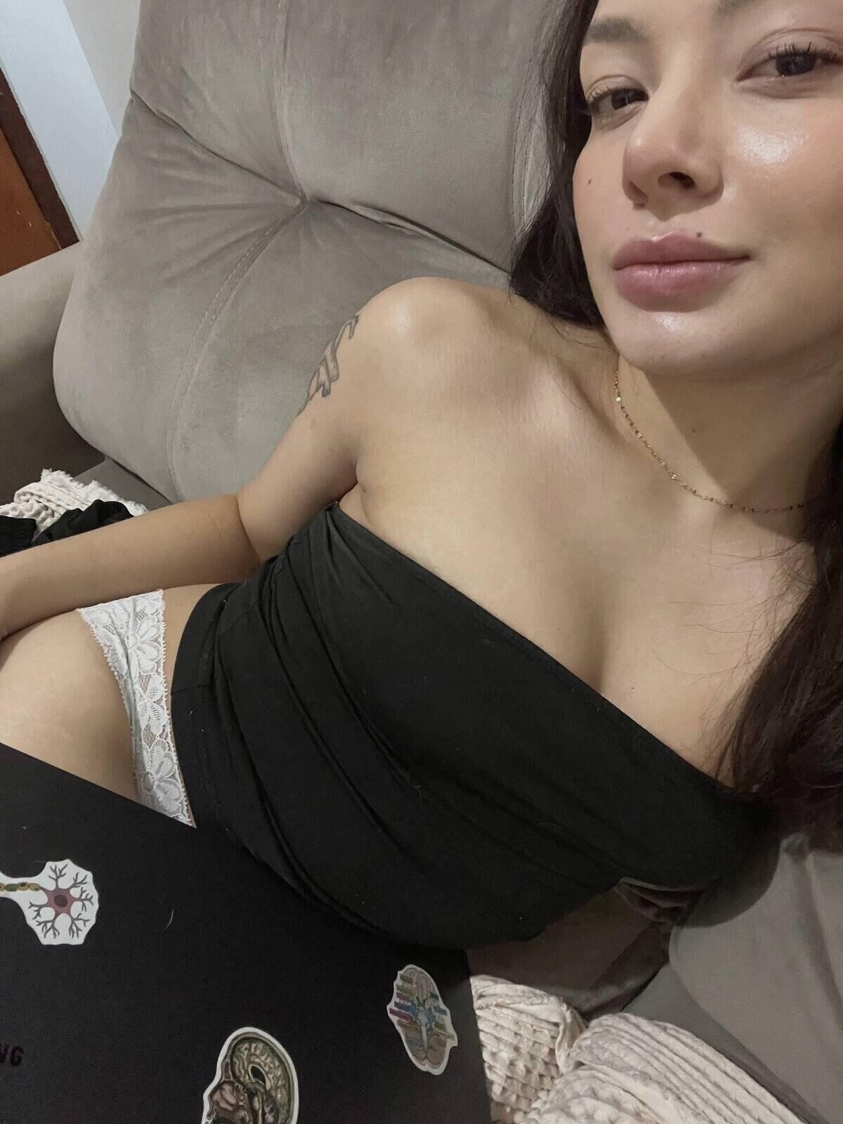 21 F A little peek at my cheeky thong 1