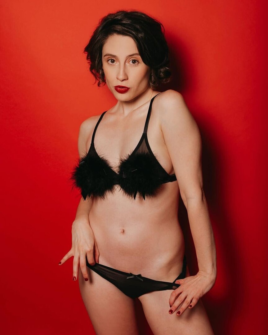 Comedian Lindsay Mullan – Tease (2024) 2