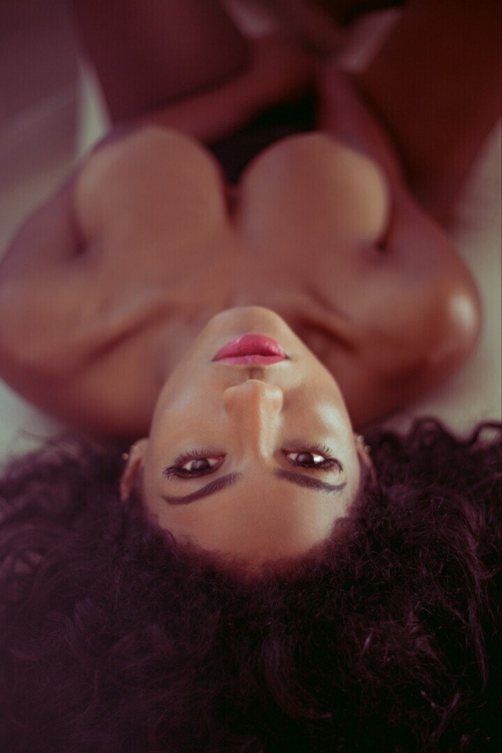 Dê uma nota de 0 a 10 para modelo panamenha Kate Rodrigues, levando em conta rosto e corpo. 2