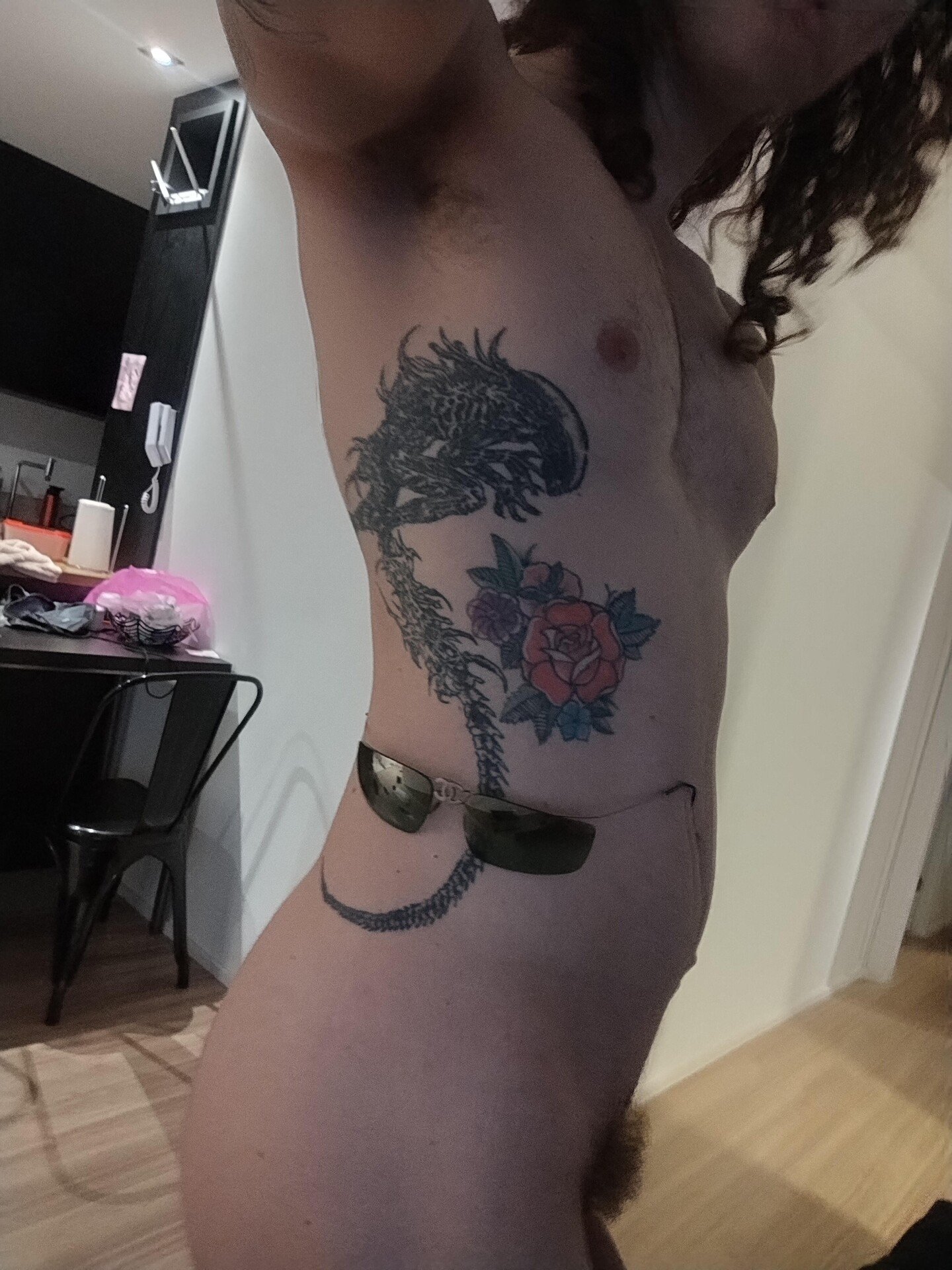 Vi essa trend do óculos na cintura no tuiter e resolvi replicar aqui 1