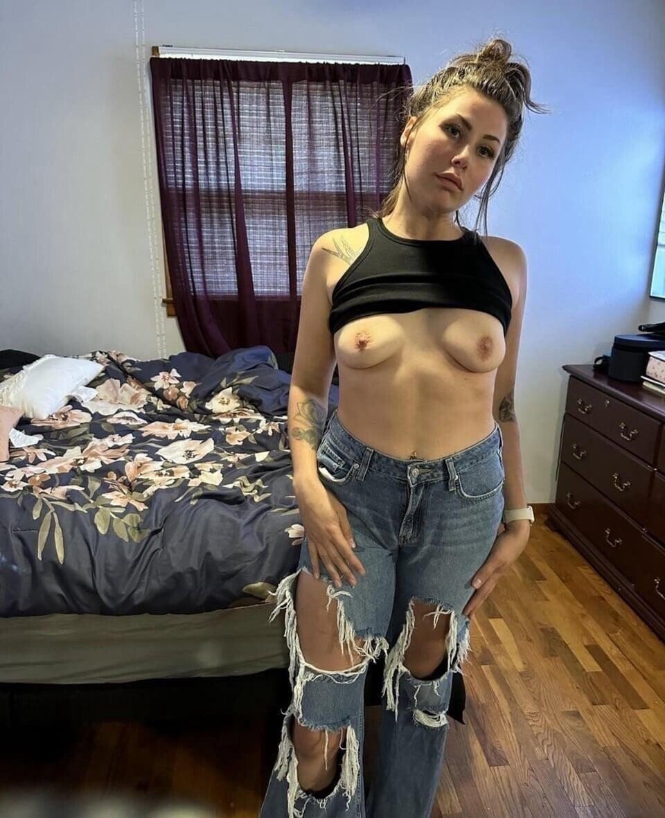 Born in 1999, 1 kid… Would you still fuck me?➡️ 1