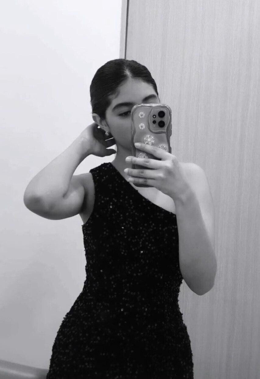 Con ese vestido negro se mira rica 1