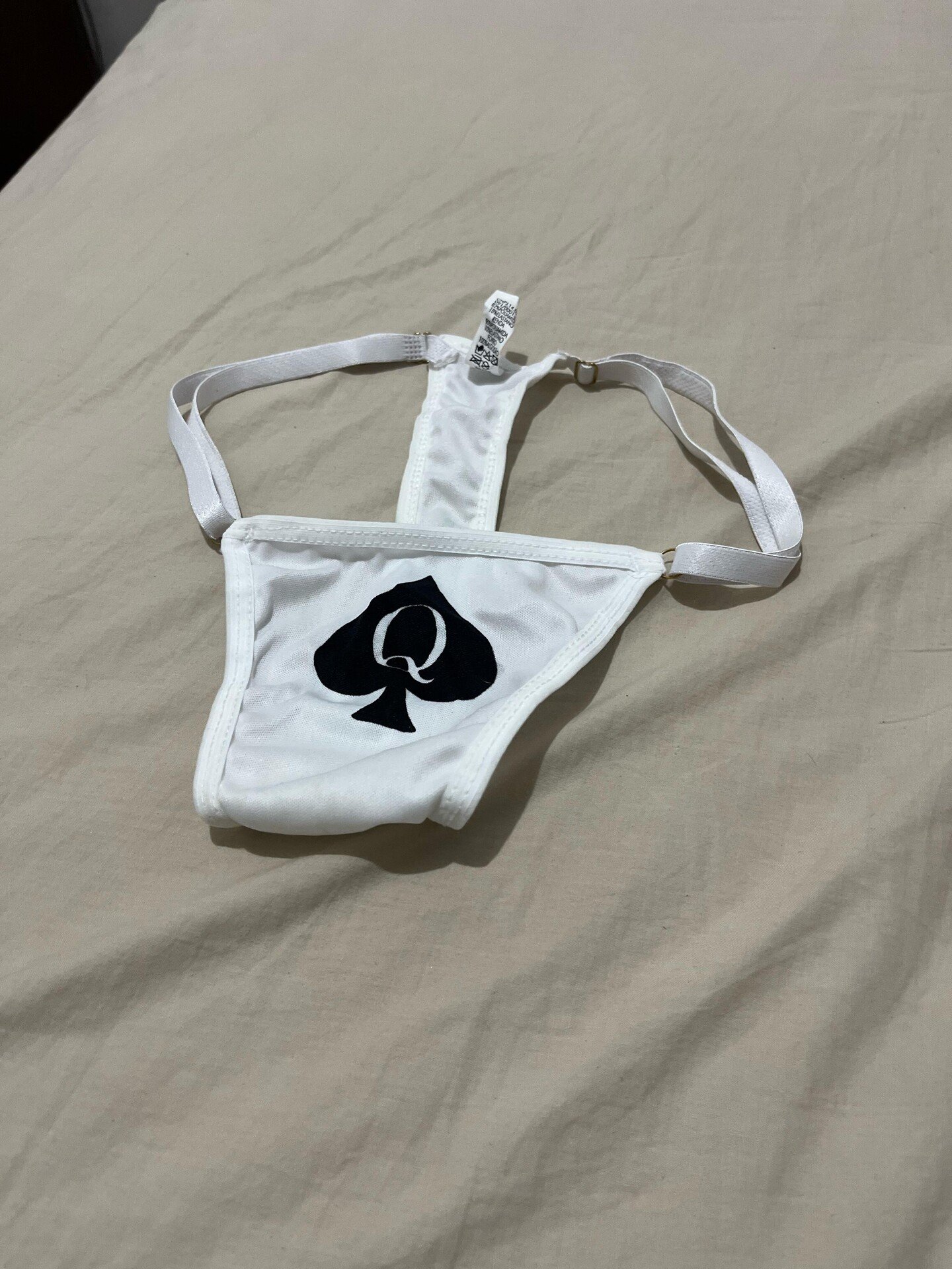 Ganhei essa calcinha de presente, o que esse damas de espadas quer dizer? 1