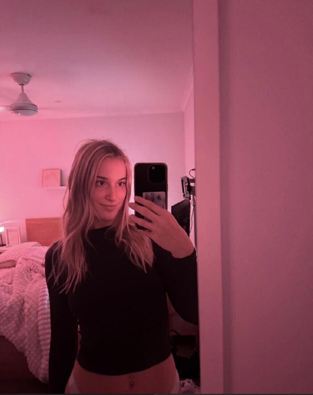 Who wants to cum on my pretty face? 1