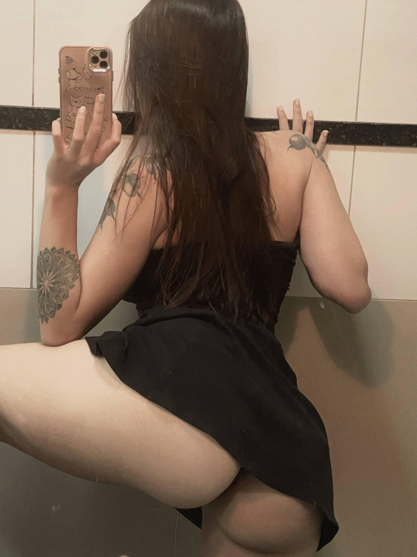 uma rapidinha no banheiro do trabalho? 1